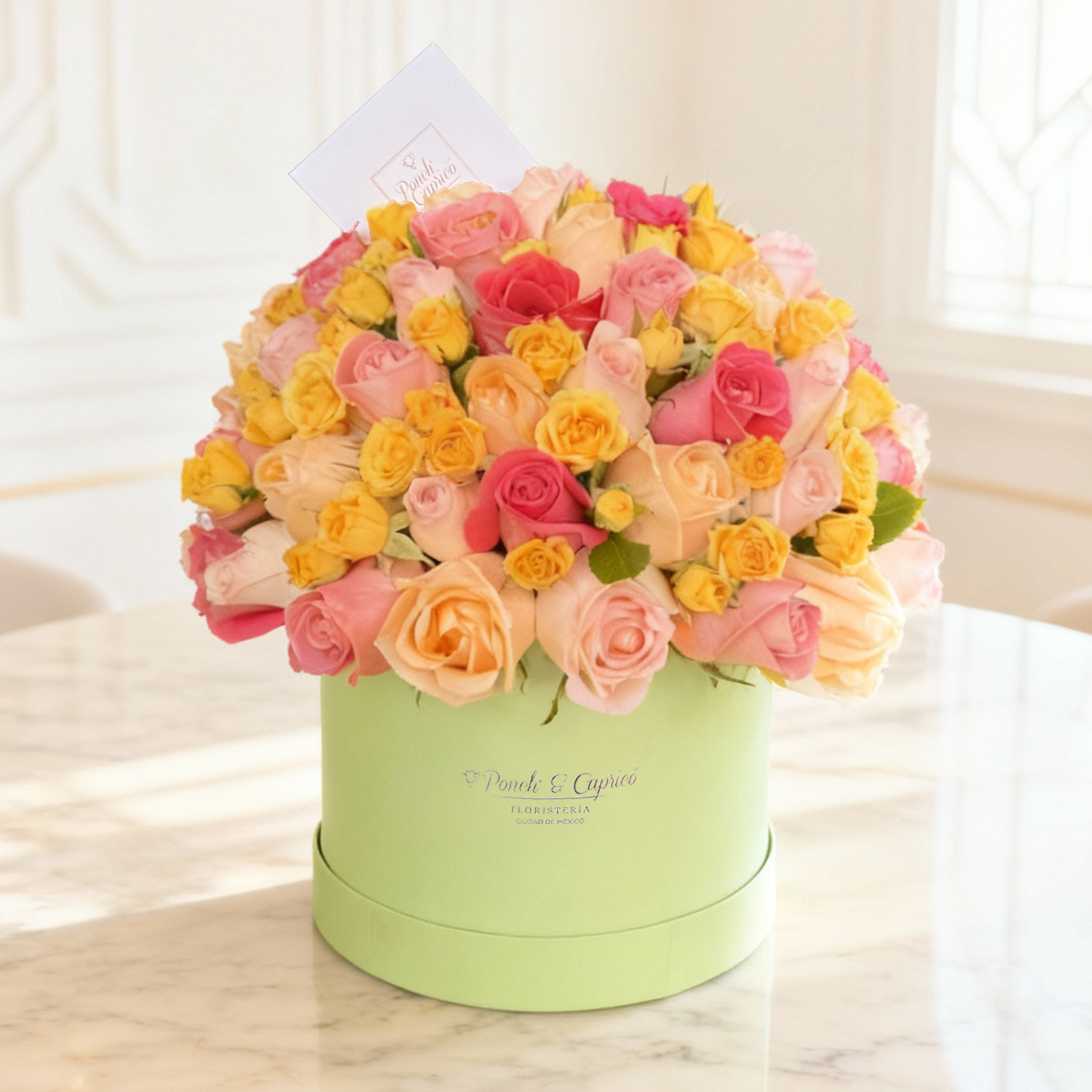 Arreglo floral de Rosas y Mini Rosas Multicolor en Caja Verde (Domo) Ponch y Caprico Floreria Flores a Domicilio CDMX