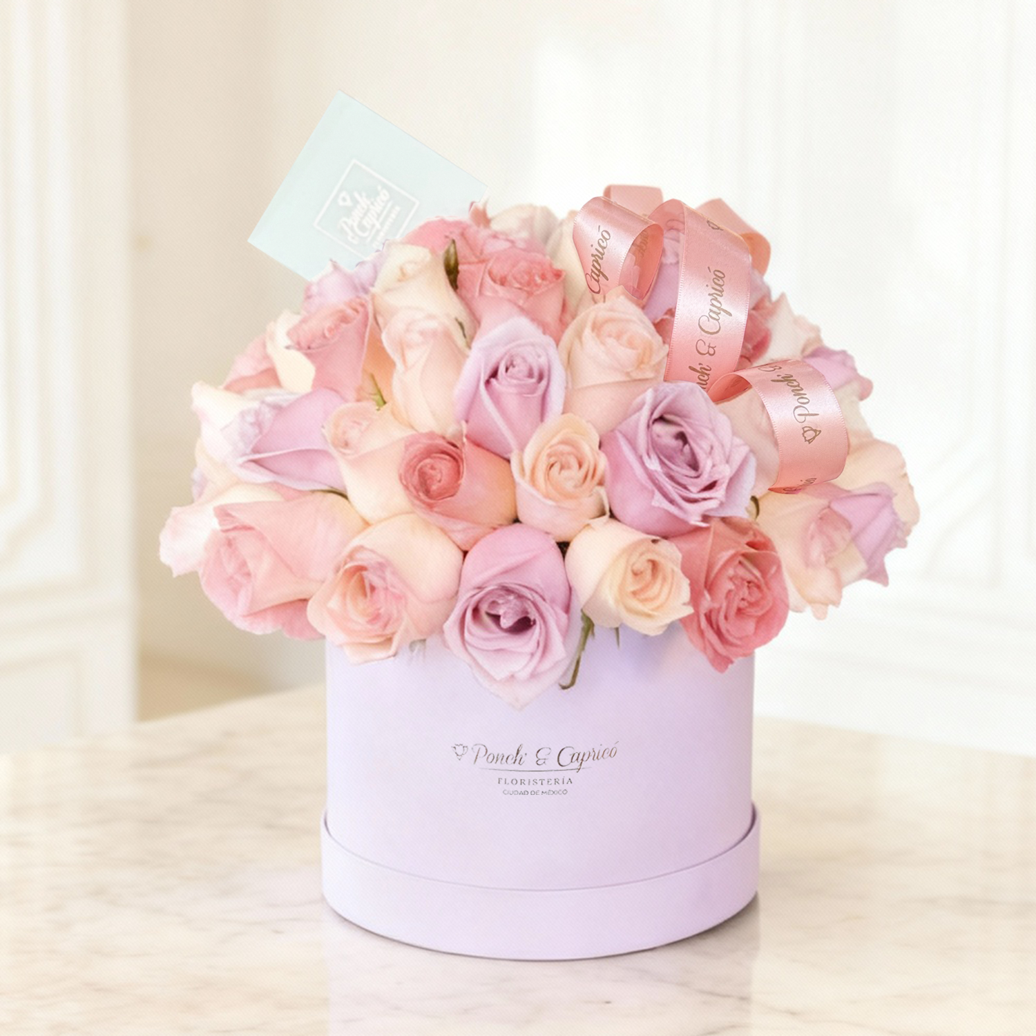 Arreglo floral de 60-80 Rosas en Domo -Mix Lila Rosa- Ponch y Caprico Floreria