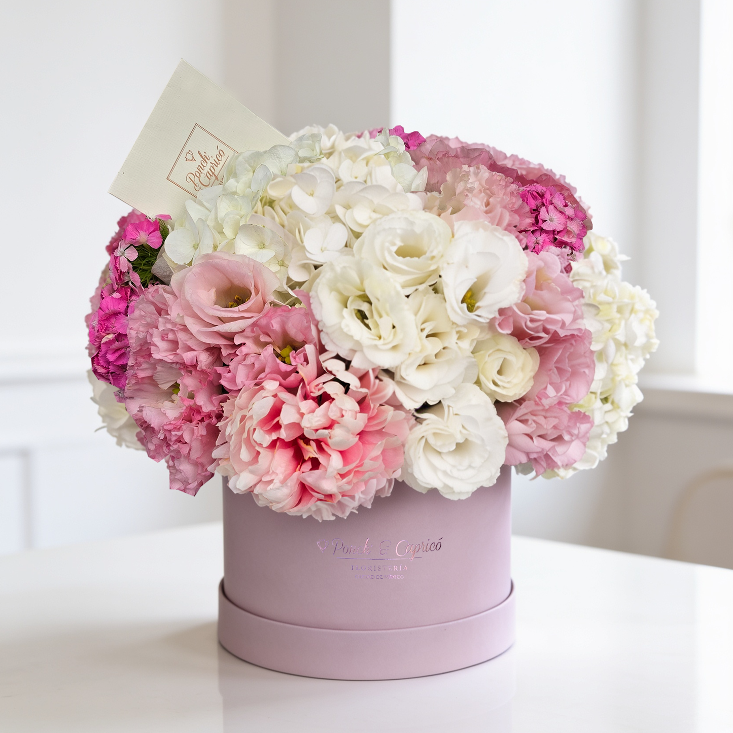 Arreglo de hortensias, lisianthus y peonías rosas en caja rígida rosa palo | flores premium CDMX