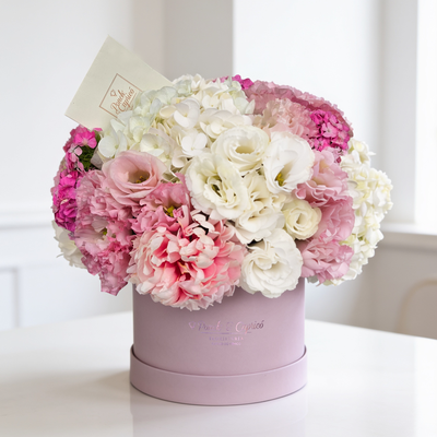 Arreglo de hortensias, lisianthus y peonías rosas en caja rígida rosa palo | flores premium CDMX