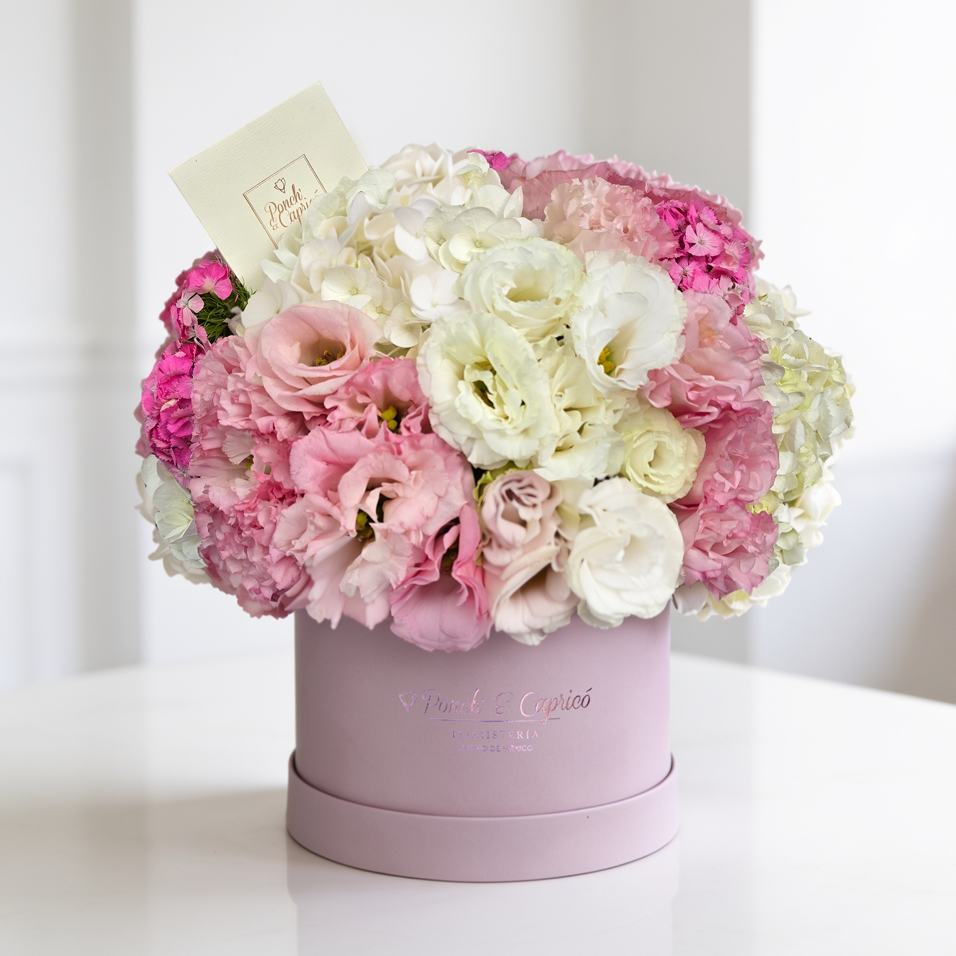 Arreglo de hortensias, lisianthus rosa y blanco con briantus en caja rígida rosa palo | flores a domicilio CDMX