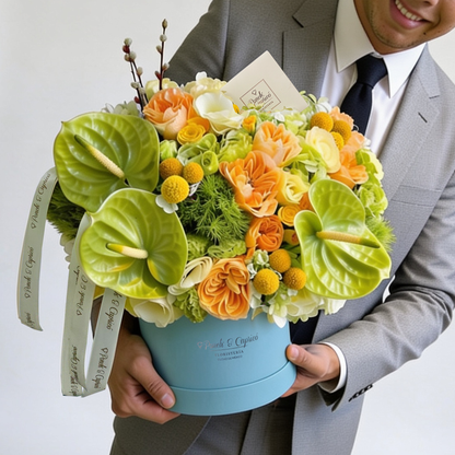 Detalle de anturios verdes, rosas inglesas y craspedia en caja boutique | arreglo premium flores a domicilio CDMX
