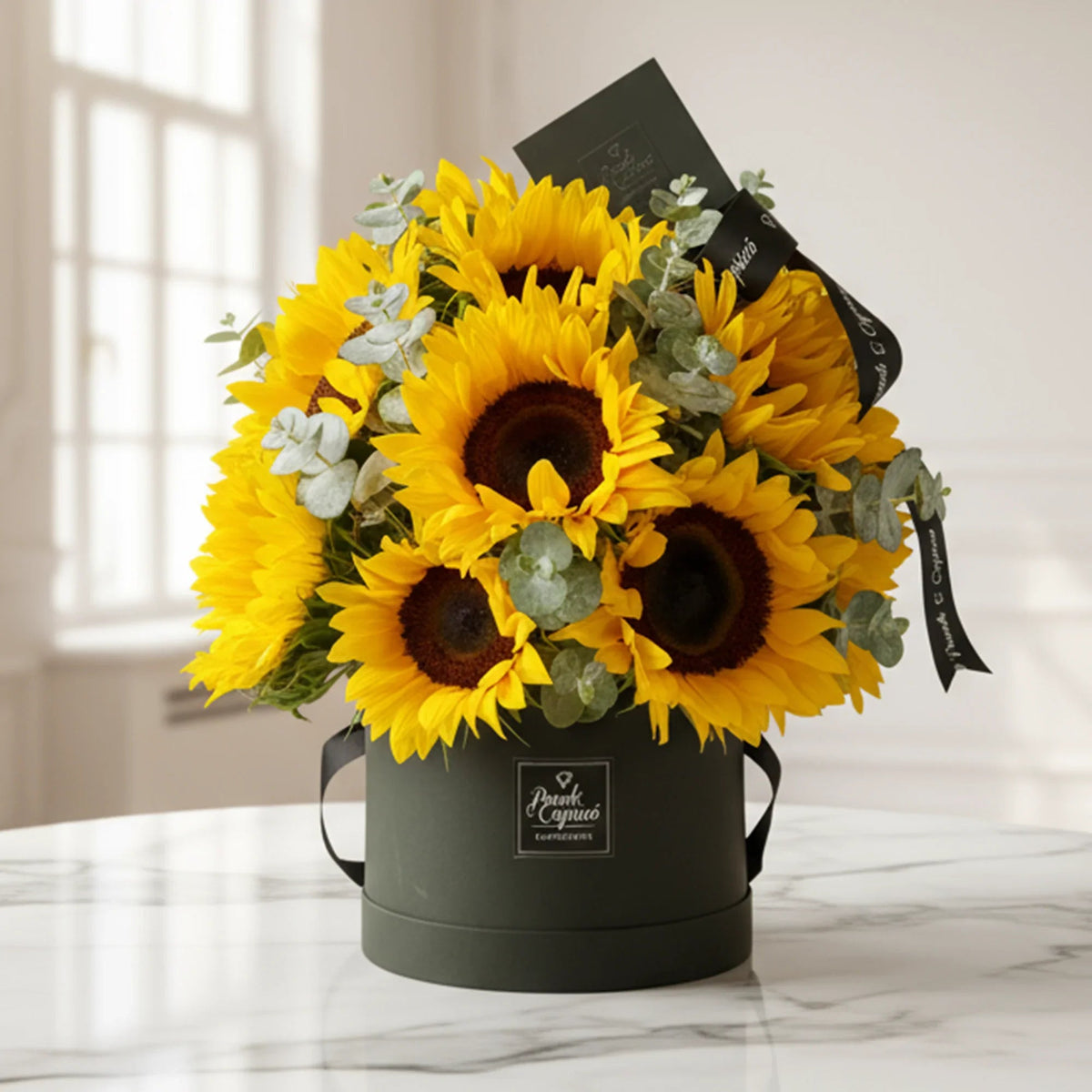 Arreglo floral de girasoles en base tipo domo — componente del set