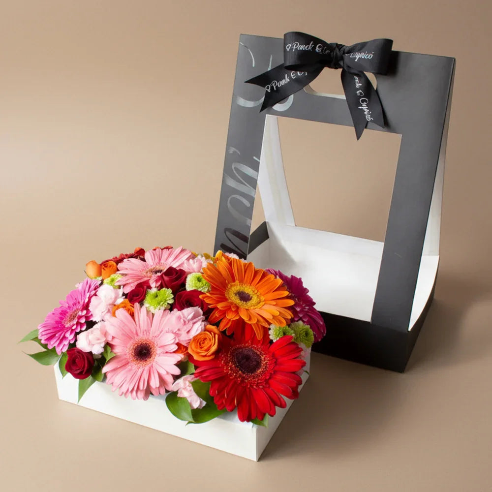 Canasta de gerberas de colores y mini rosas en caja con asa — componente del set