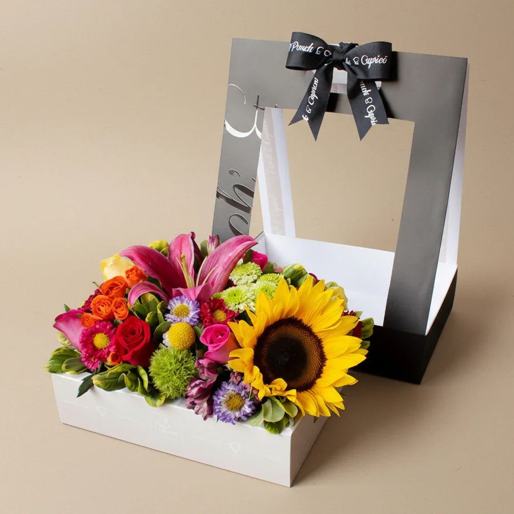 Hermosa canasta especial de mix de Rosas, Mini Rosas, Girasol, Rubina, Mini Rosa, Maxumoto y follajes mixtos.  Arreglo floral hecho en una bandeja especial* y colocado en nuestro empaque original de regalo con moño de tela impreso, listo para obsequiar.