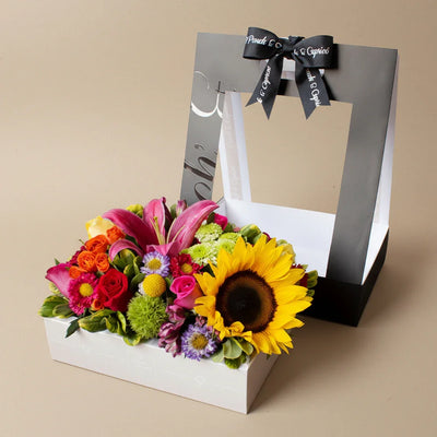 Hermosa canasta especial de mix de Rosas, Mini Rosas, Girasol, Rubina, Mini Rosa, Maxumoto y follajes mixtos.  Arreglo floral hecho en una bandeja especial* y colocado en nuestro empaque original de regalo con moño de tela impreso, listo para obsequiar.