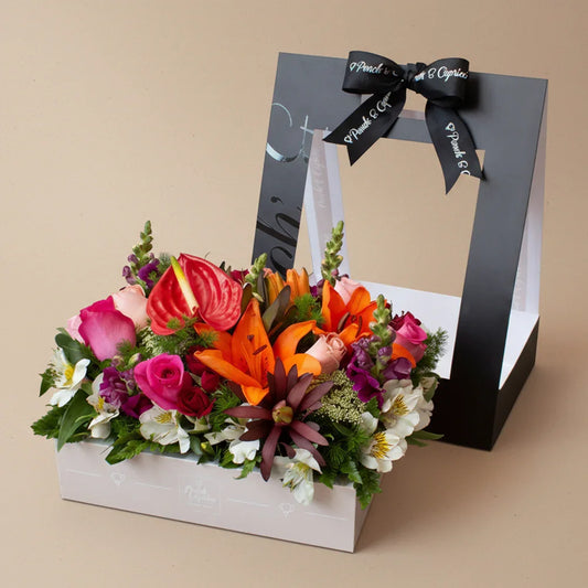 Flores en Caja |  Canasta de Flores Naturales | Rosas, Safari, Anturio Ponch y Caprico floreria CDMX