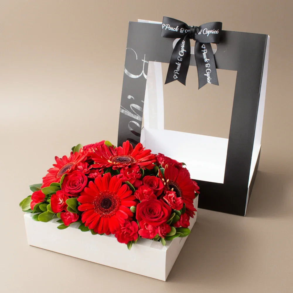 Flores en caja |  Canasta de Flores Naturales |  Gerberas Rojas y Rosas Rojas,  Floresitas Rojas