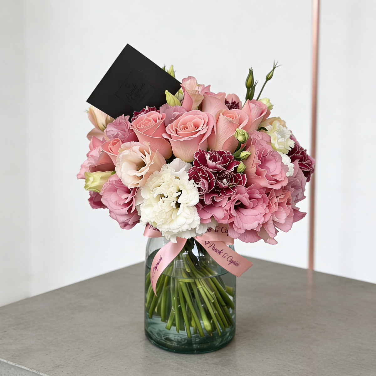 Arreglo floral de veinte rosas hermosas con lisianthus durazno y blanco — componente del set