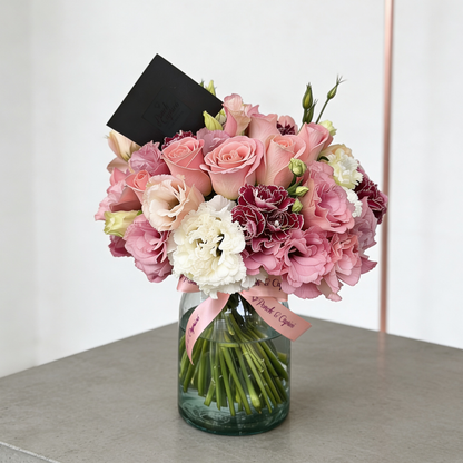 Arreglo floral de veinte rosas hermosas con lisianthus durazno y blanco — componente del set