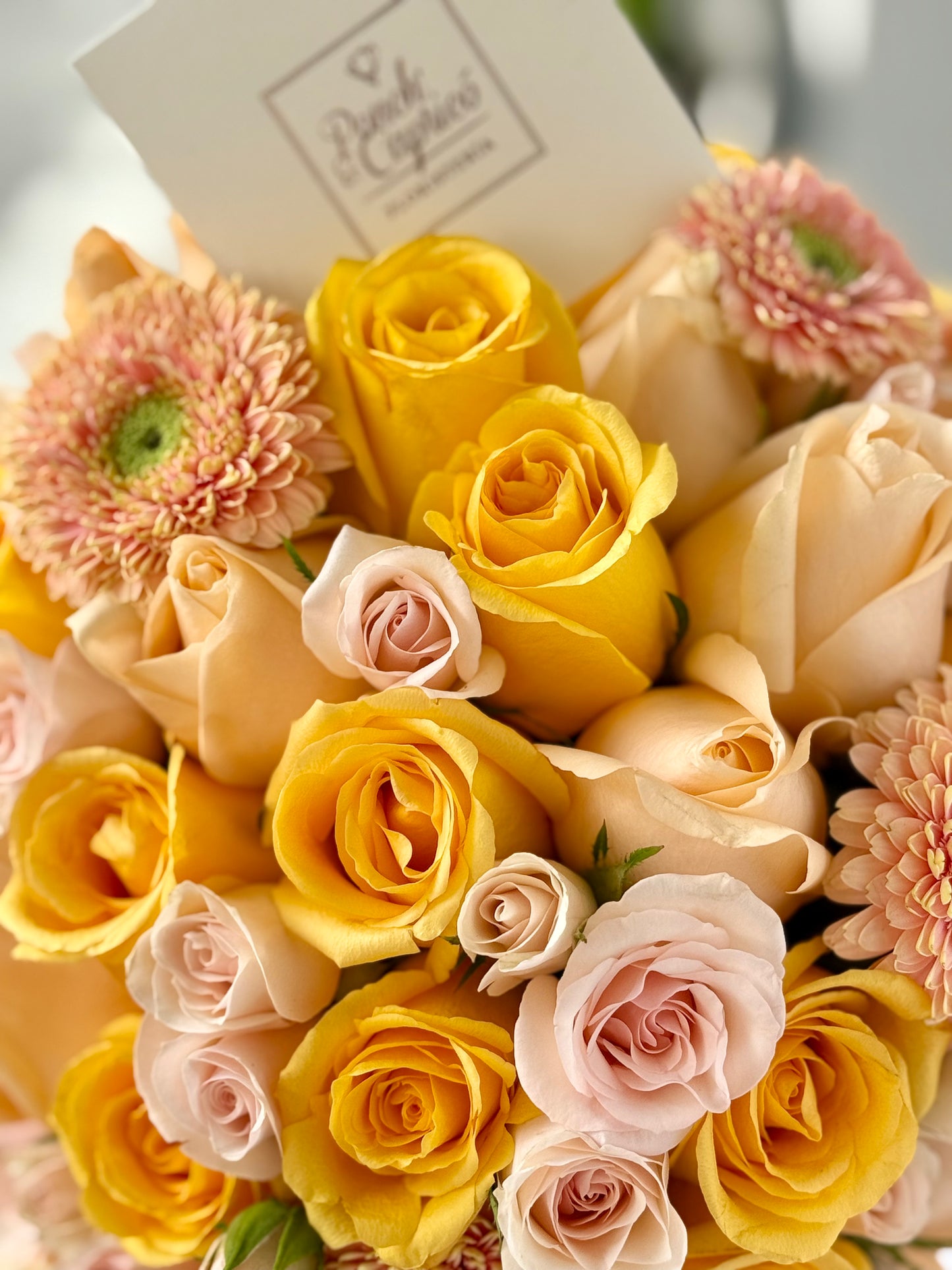 Box Dorado con Rosas Amarillas y Gerberas | Arreglo Floral Premium