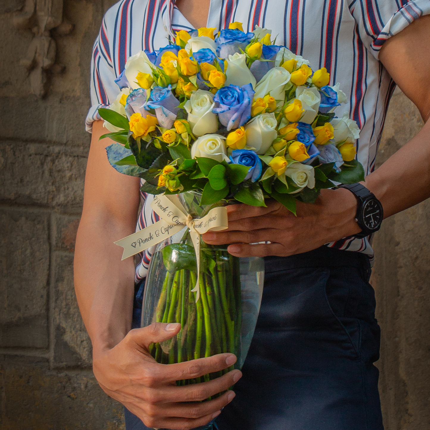 Ramo de Rosas Azules, Blancas y Mini Rosas Amarillas Ponch y Caprico Envio a Domicilio CDMX