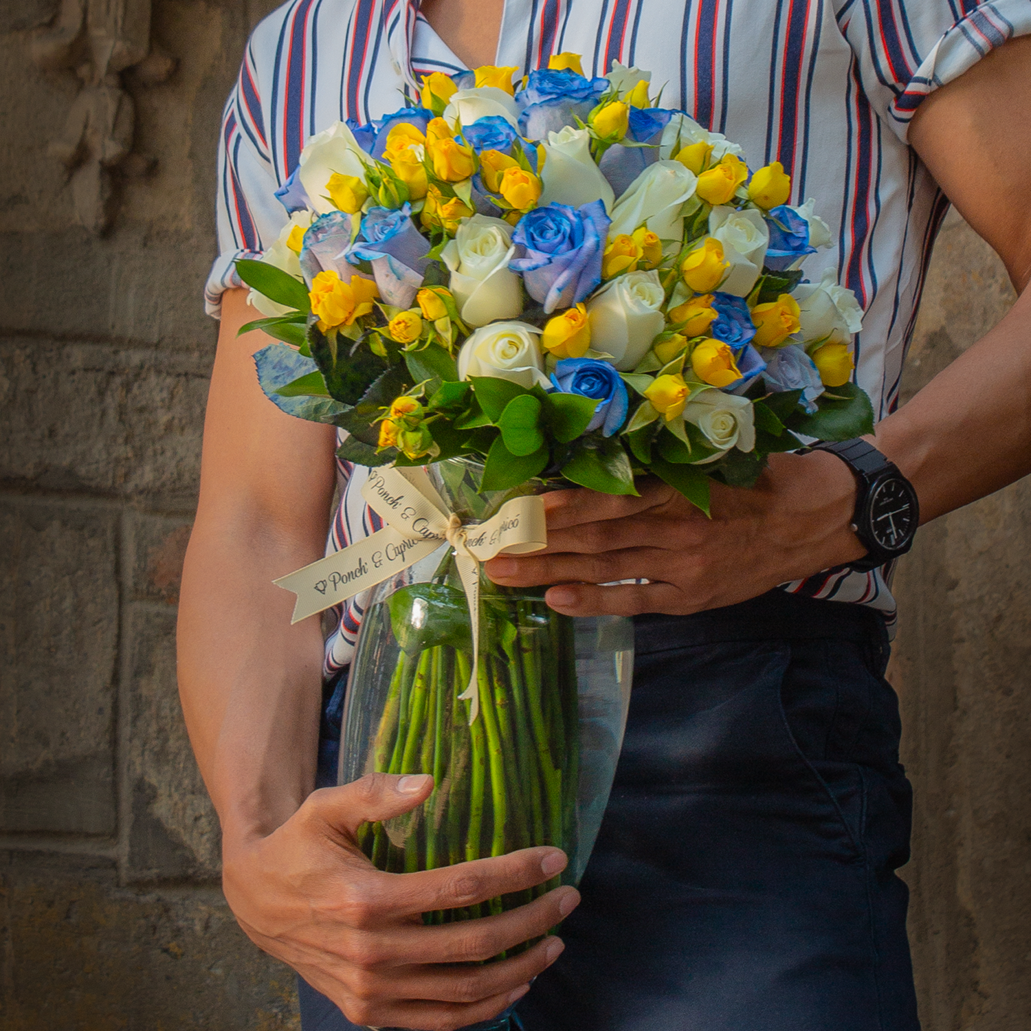 Ramo de Rosas Azules, Blancas y Mini Rosas Amarillas Ponch y Caprico Envio a Domicilio CDMX