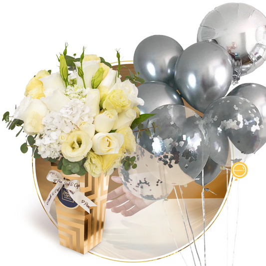 Arreglo Floral de Rosas Blancas Hortensias y Lisianthus con un Ramo de 9 Globos Plata