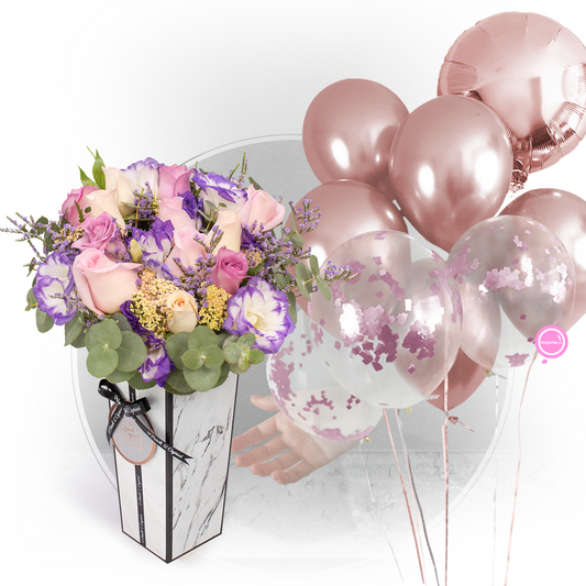 Arrangement aus Rosen und lila Lisianthus-Mischung mit einem Bündel roségoldener Luftballons