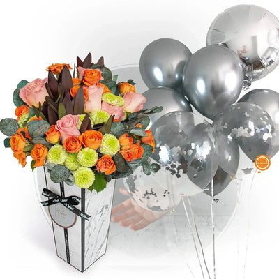 Arreglo de Rosas Rosadas, Rosas Naranja y Mix de Follaje con un Bunch de Globos Plata