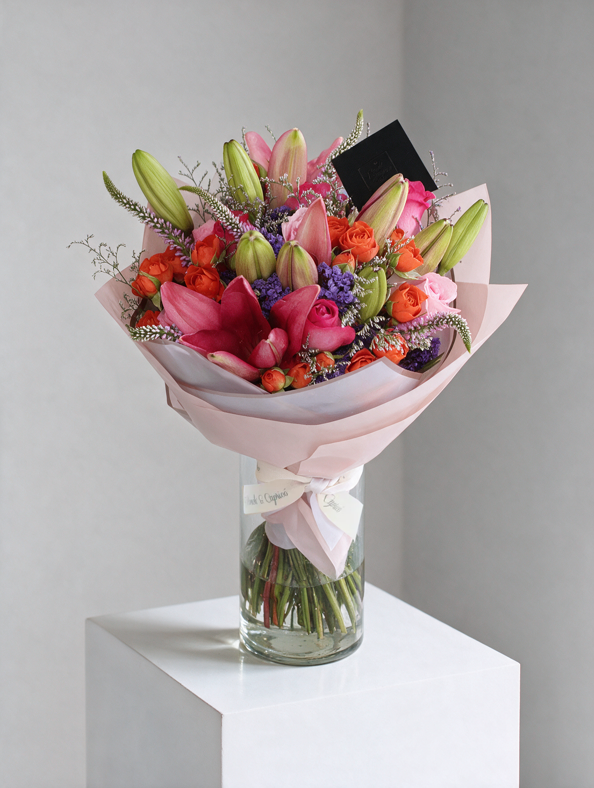 Rosas Fucsia, Mini Rosas Naranja y Lillies Rosas -en florero- Alameda