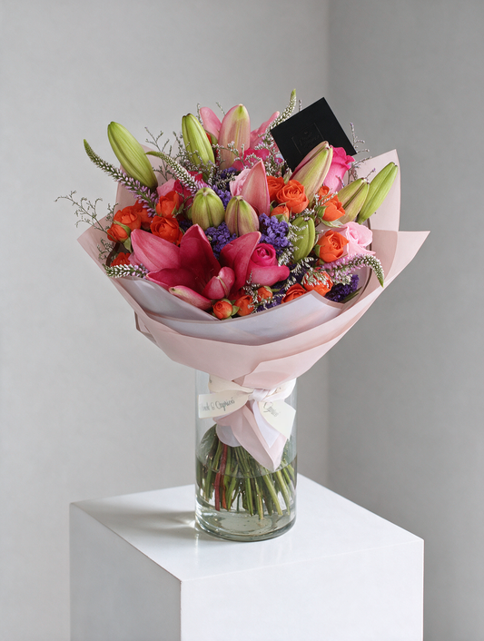 Rosas Fucsia, Mini Rosas Naranja y Lillies Rosas -en florero- Alameda