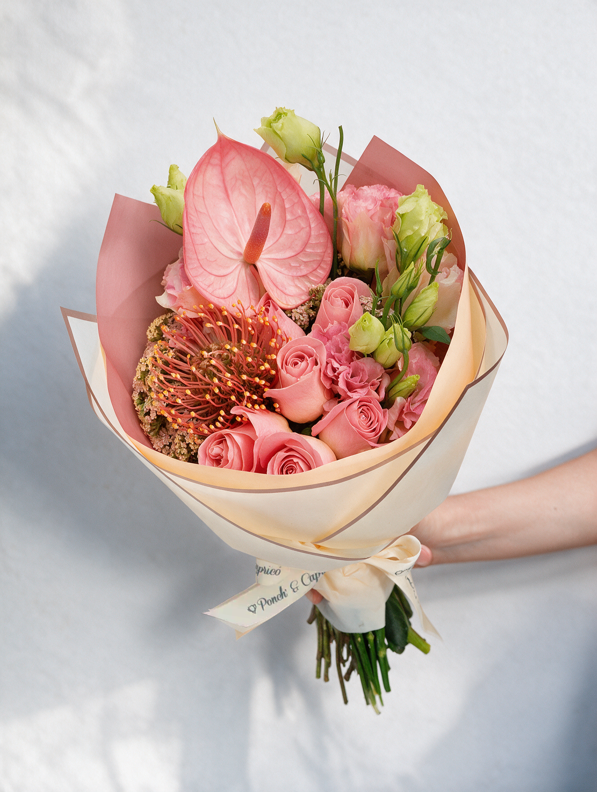 Ramillete de Rosa Hermosa, Lisianthus Durazno y Leucus Naranja - PRAM033