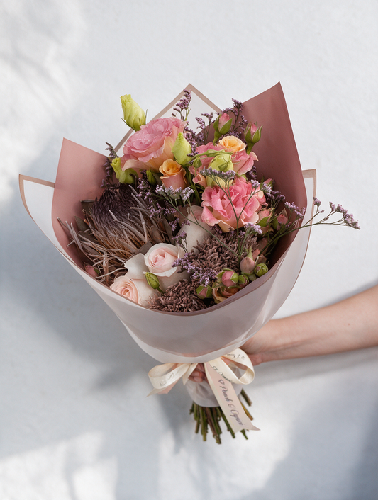 Ramillete de Rosa Señorita Beige. Lisianthus Durazno y Mini Rosa Hermosa - PRAM035