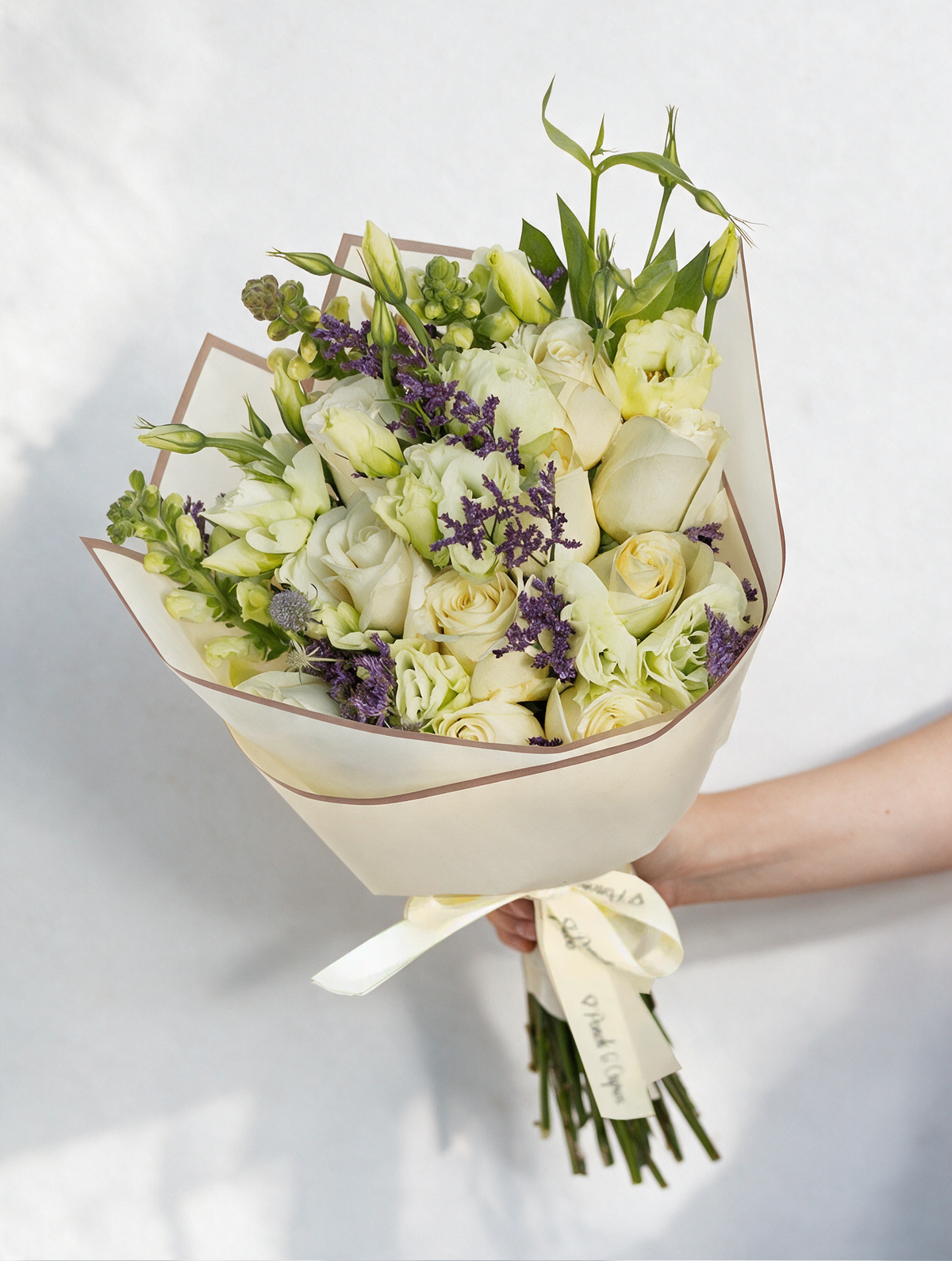Ramo de Rosas Blancas, Lisianthus Limón y Boca Dragón