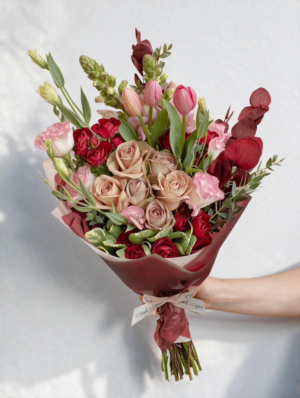 Ramillete de Rosas Amnesia, Tulipán Barcelona y Mini Rosas Rojas - PRAM041 -