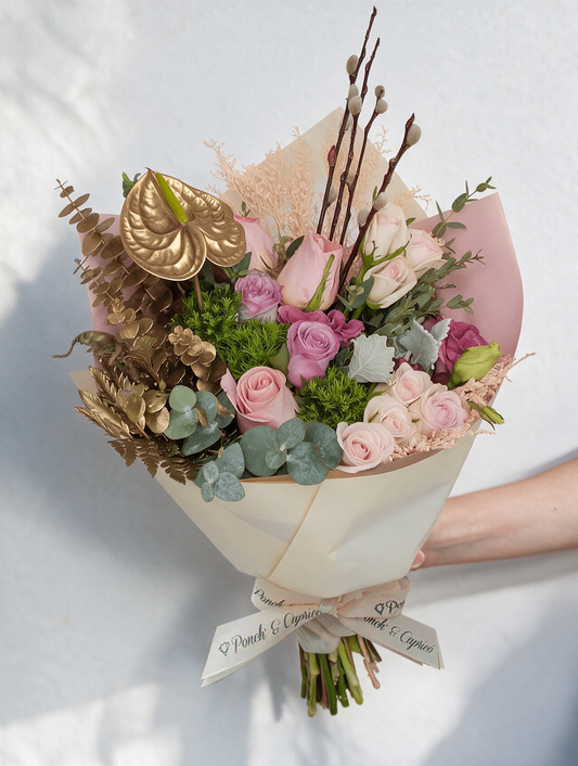 Ramo de Rosas Pasteles, Mini Rosa Beige (Señorita), Anturio Dorado y Lisianthus Magenta - PRAM045 -