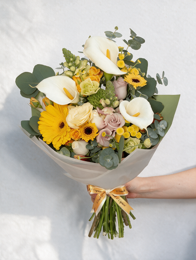 Ramillete de Rosas Blancas, Alcatraz, Gerbera Amarilla, Lisianthus Crema y Rosas Amnesias - PRAM046 -