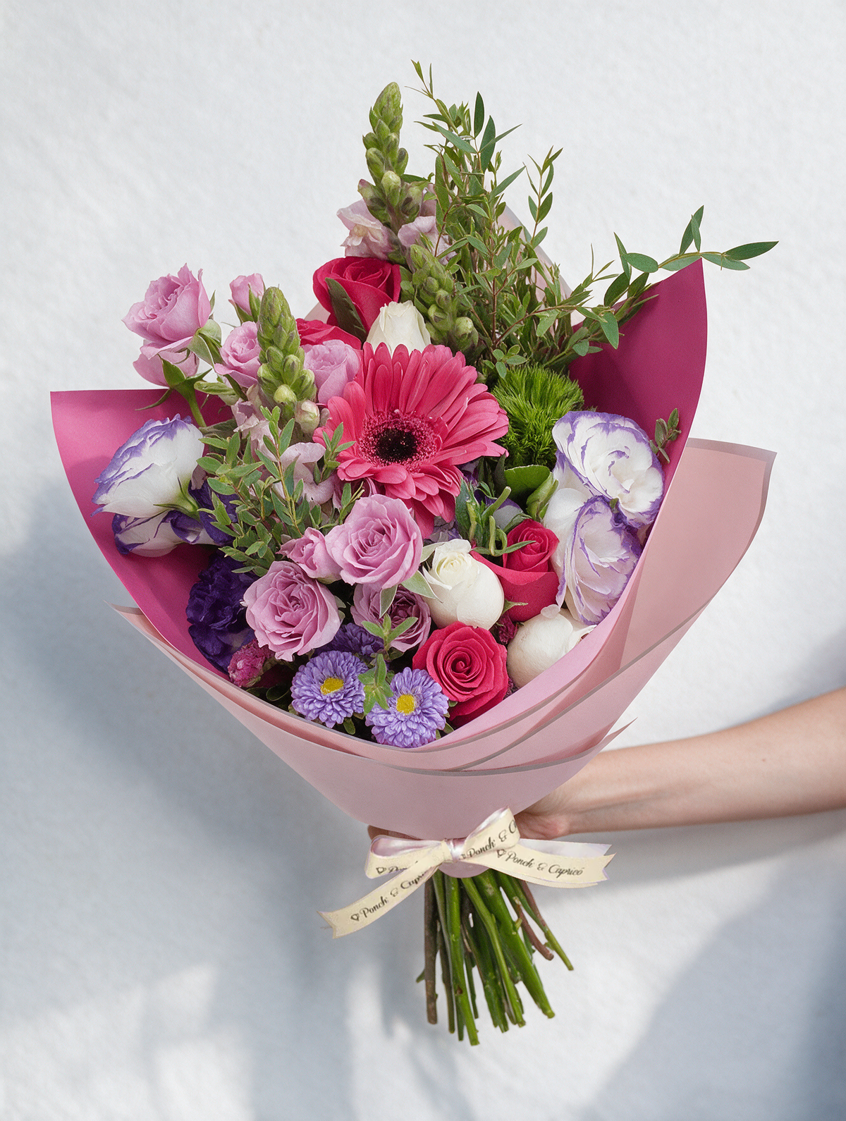Ramillete de Rosas Fucsia Topaz, Rosas Blancas, Gerbera Magenta, Lisianthus Pecoté Morado y Estate Rosa - PRAM047 -