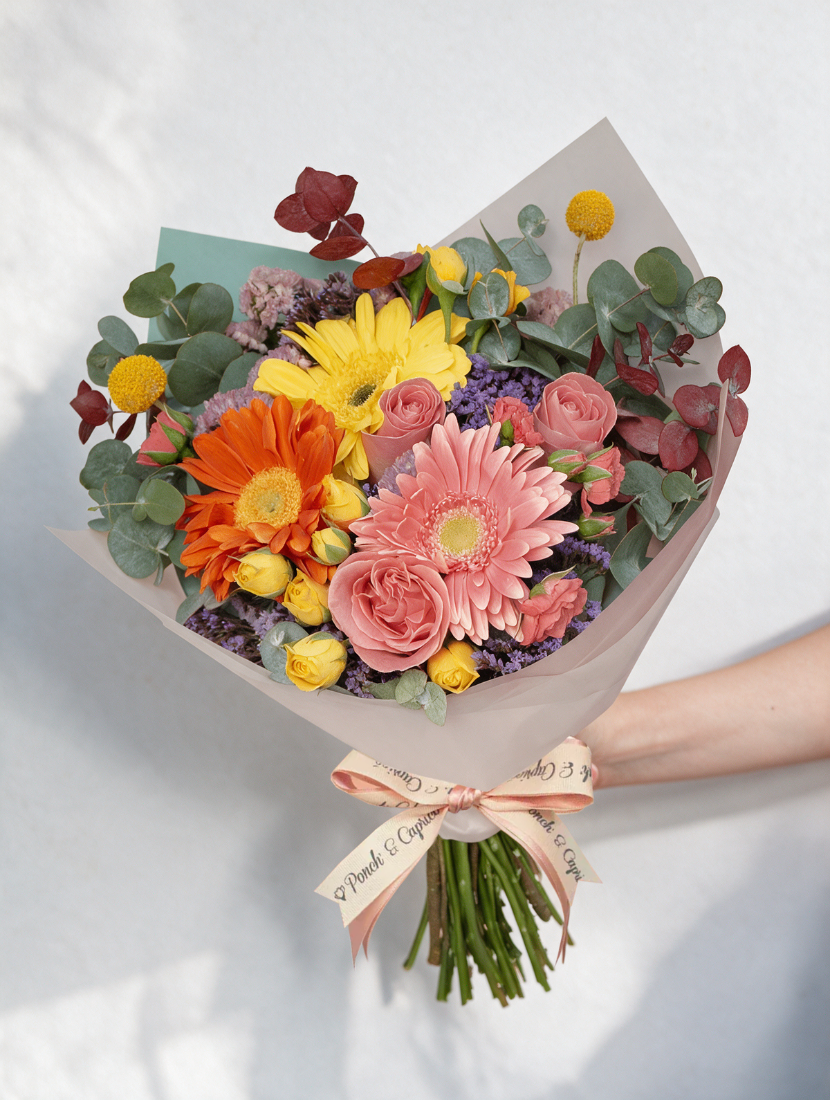 Ramillete de Gerberas Mix, Rosas Hermosas, Eucalipto Rosado, Estate Rosa y Mini Rosas  - PRAM048 -