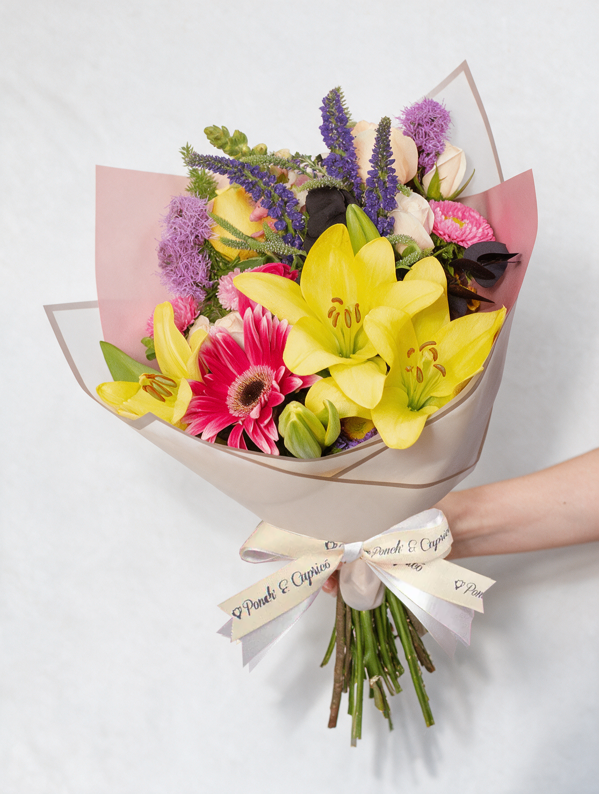 Ramo de Rosa Amarillas, Rosa Fucsia, Lillies Amarillas, Eucalipto Negro, Leatriz y Rosa Avalanche  - PRAM049 -