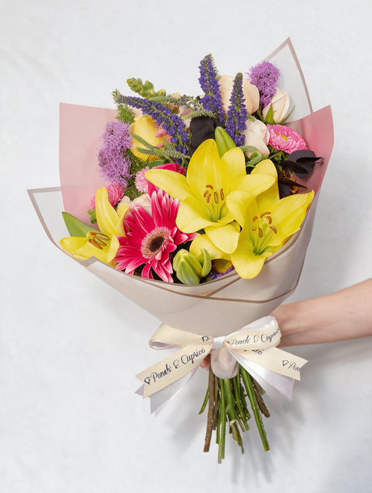 Ramo de Rosa Amarillas, Rosa Fucsia, Lillies Amarillas, Eucalipto Negro, Leatriz y Rosa Avalanche  - PRAM049 -