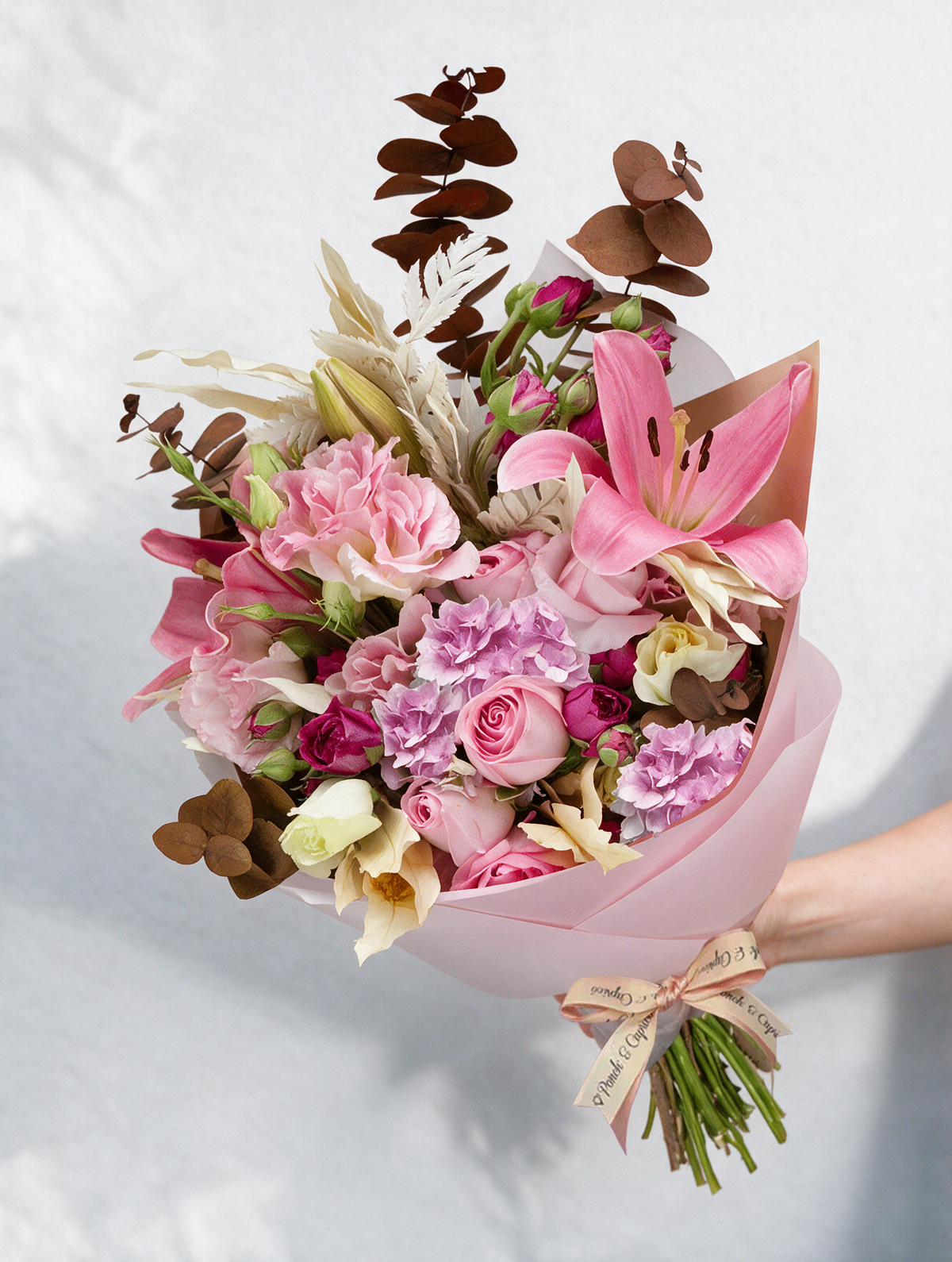 Ramillete de Rosa Caricia, Lisianthus Místico, Lillies Rosadas, Eucalipto Marrón y Leather Preservado  - PRAM050 -