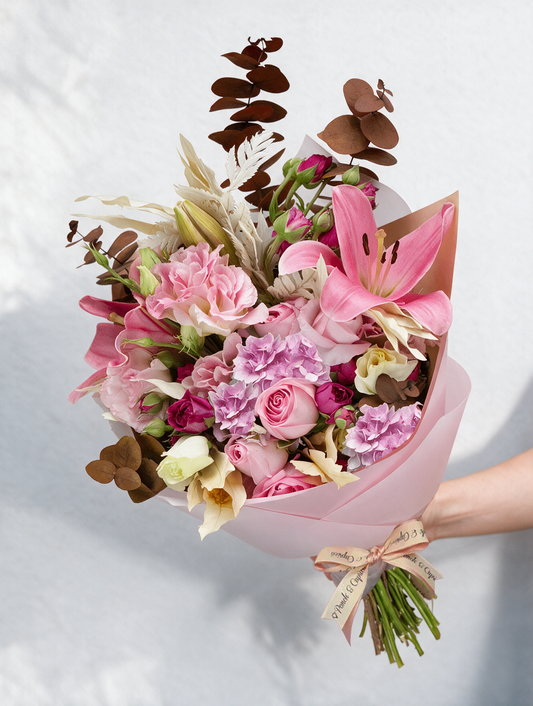 Ramillete de Rosa Caricia, Lisianthus Místico, Lillies Rosadas, Eucalipto Marrón y Leather Preservado  - PRAM050 -