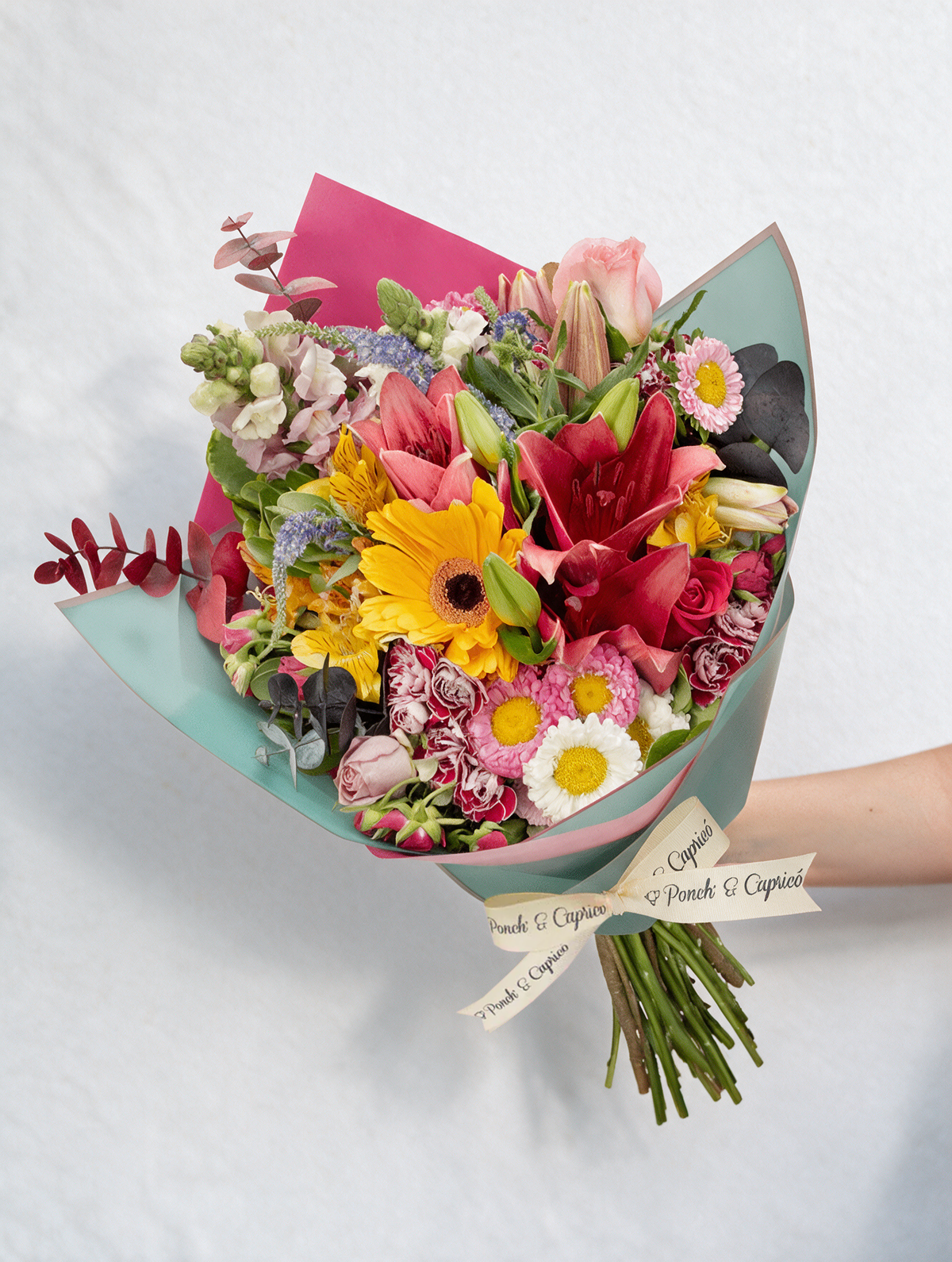 Ramillete de Rosas Mix, Gerbera Amarilla, Lillies Vino, Boca de Dragón y Dólar Negro Preservado - PRAM053 -