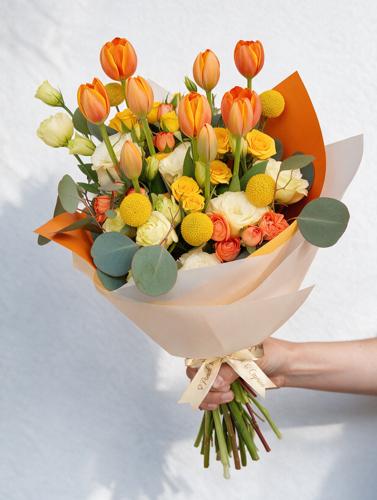 Ramo de Tulipanes Naranja, Mini Rosas y Lisianthus Crema