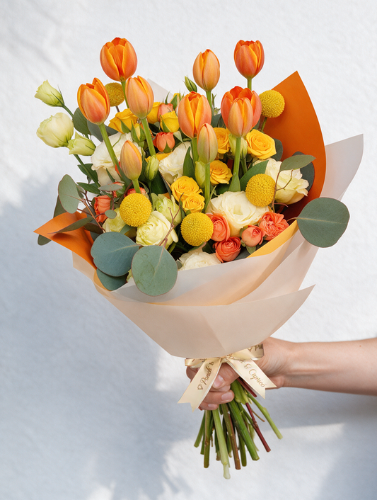 Ramo de Tulipanes Naranja, Mini Rosas y Lisianthus Crema