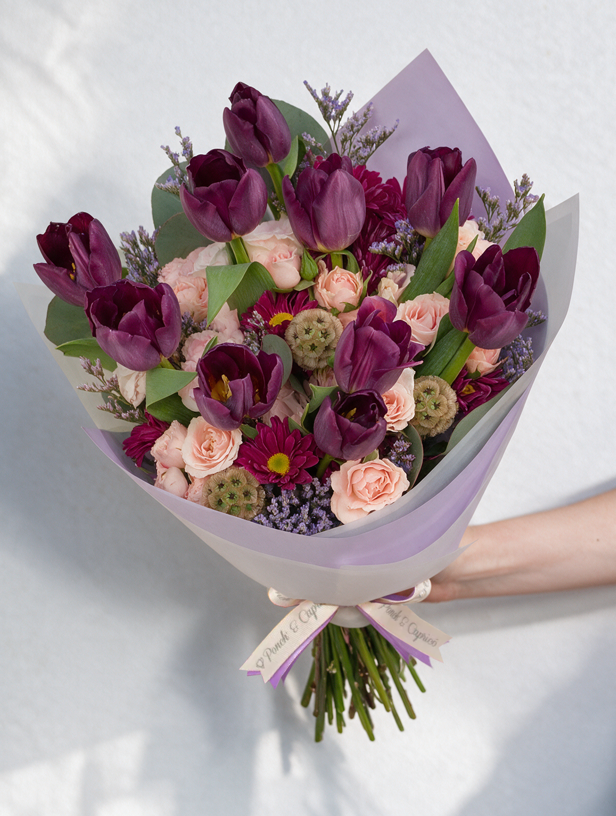 Ramo de Tulipanes Morados, Mini Rosas Caricia y Lisianthus Místico -PRAM056-