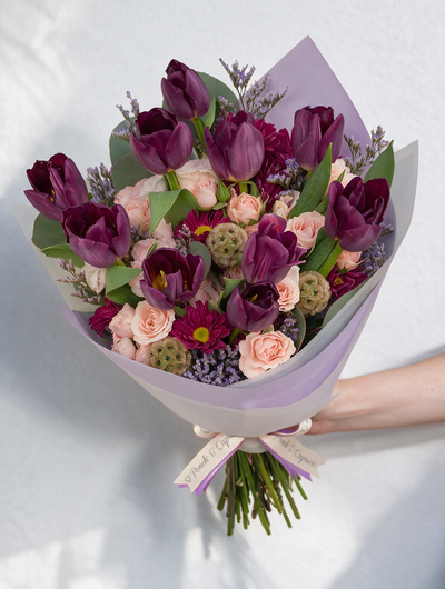 Ramo de Tulipanes Morados, Mini Rosas Caricia y Lisianthus Místico -PRAM056-
