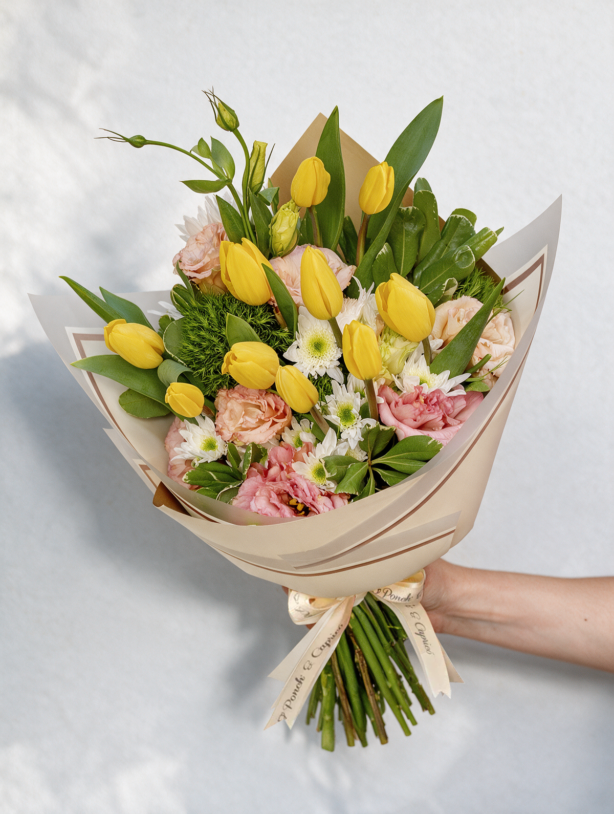 Ramo de Tulipanes Amarillos, Lisianthus Durazno y Yoko Blanco -PRAM058-