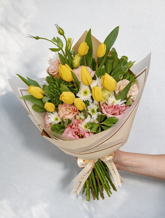 Ramo de Tulipanes Amarillos, Lisianthus Durazno y Yoko Blanco -PRAM058-