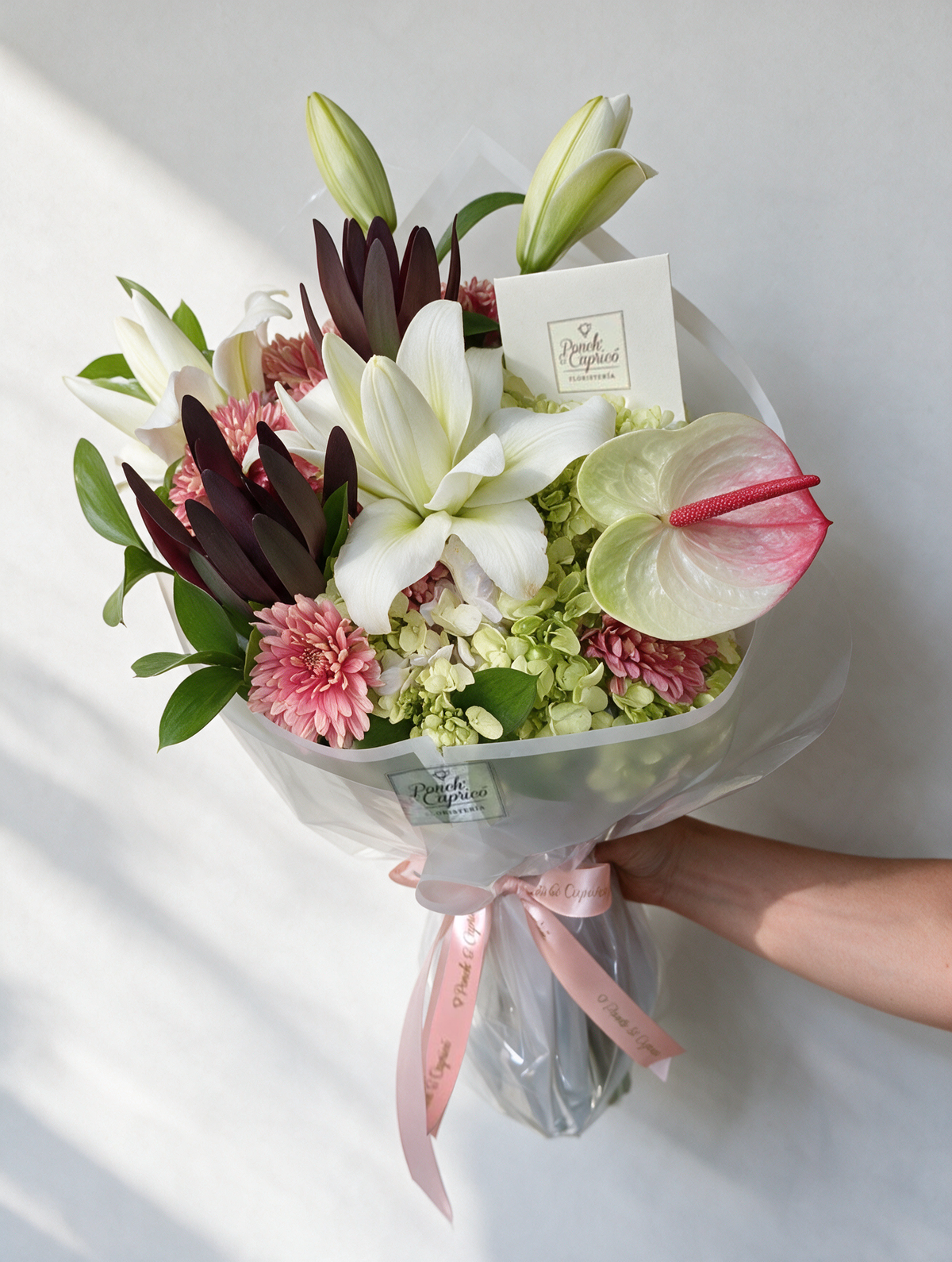 Ramo de Rose Lily blanca, Anturio Rosa y Verde, Crisantemo Rosa, Hortensia Verde y Safari - Ponch & Caprico PRAM064