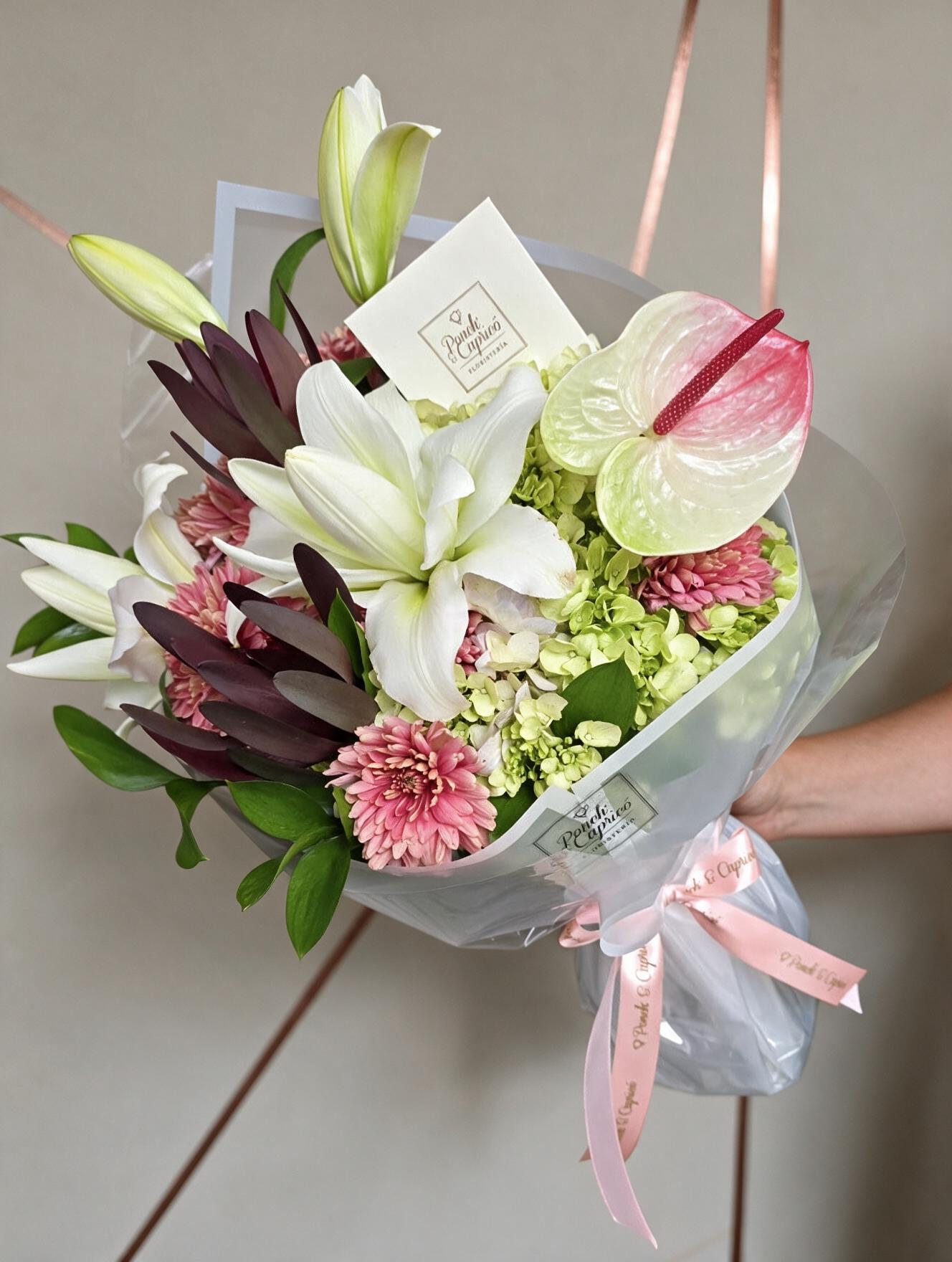 Ramo de Rose Lily blanca, Anturio Rosa y Verde, Crisantemo Rosa, Hortensia Verde y Safari - Ponch & Caprico PRAM064
