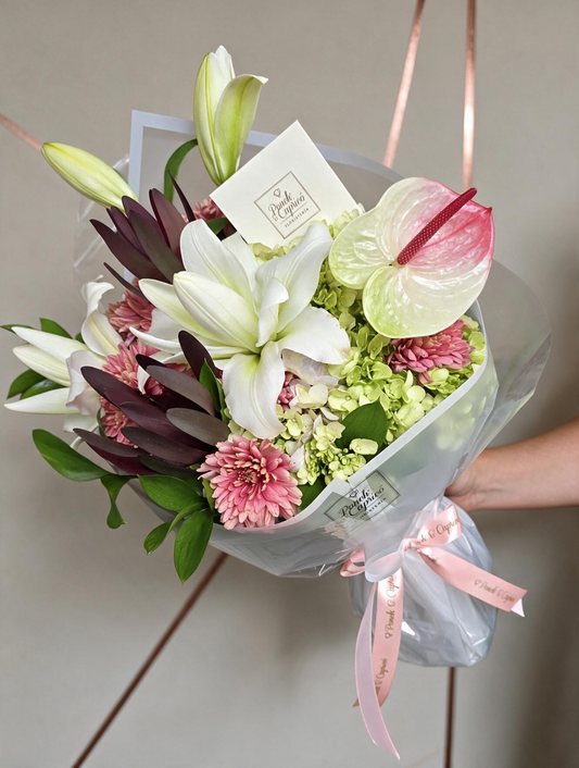 Ramo de Rose Lily blanca, Anturio Rosa y Verde, Crisantemo Rosa, Hortensia Verde y Safari - Ponch & Caprico PRAM064