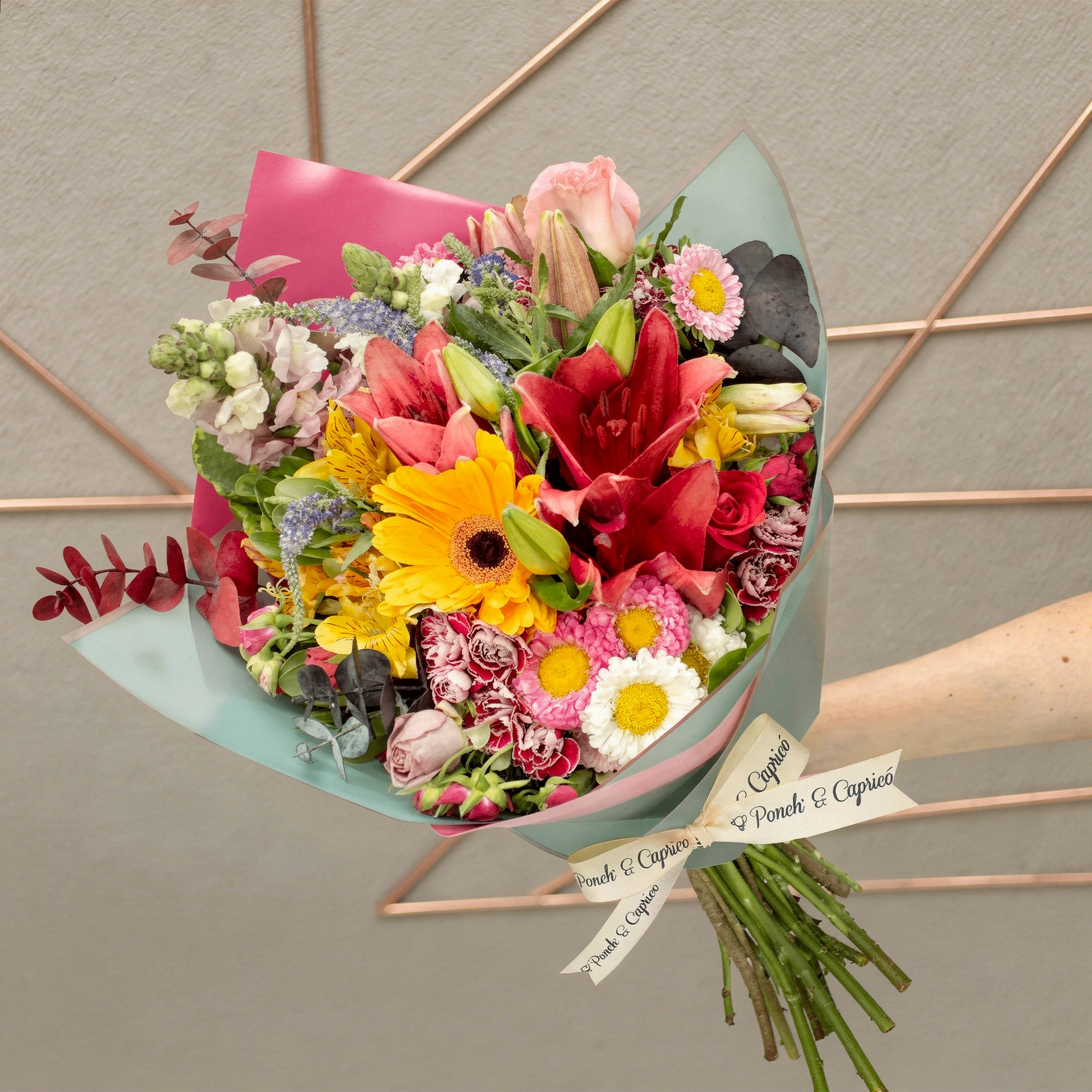 Ramillete de Rosas Mix, Gerbera Amarilla, Lillies Vino, Boca de Dragón y Dólar Negro Preservado - PRAM053 -