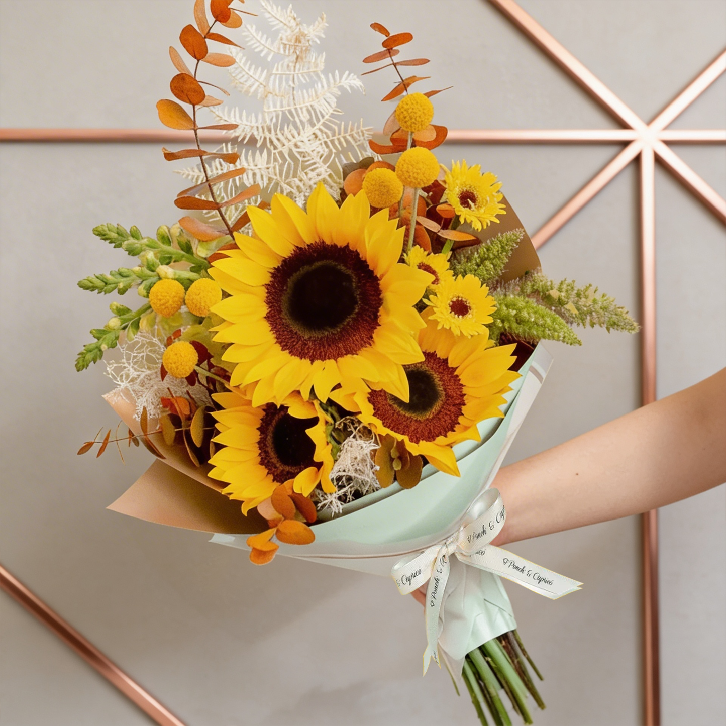 Ramillete de Girasoles, Eucalipto Marrón Preservado, Gerberas Amarillas y Leather Preservado - PRAM044 -