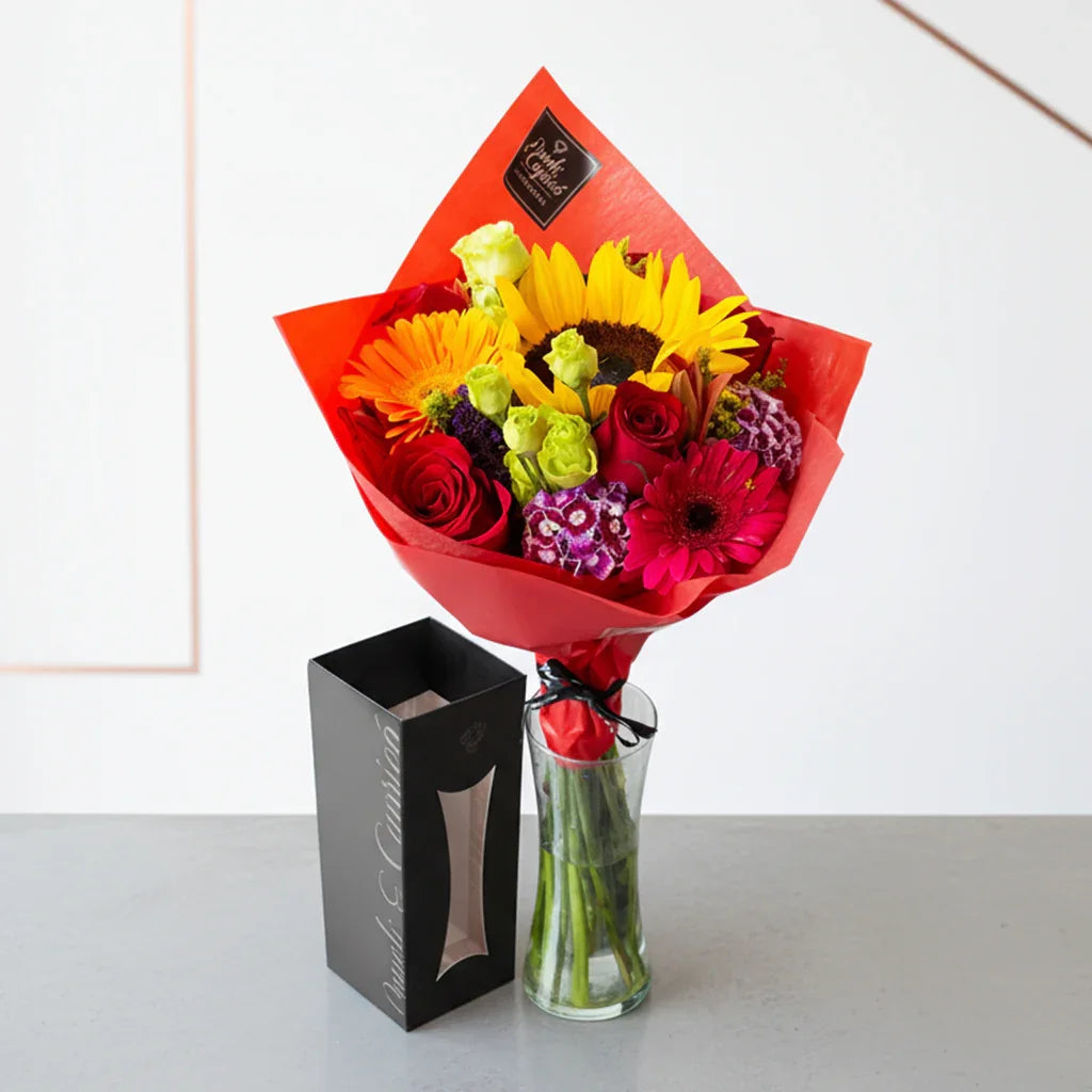 Ramo de Gerberas, Rosas Mixtas, Lisianthus, Lili, Girasol - PRAM015 Ponch y Caprico Floreria CDMX con Florero