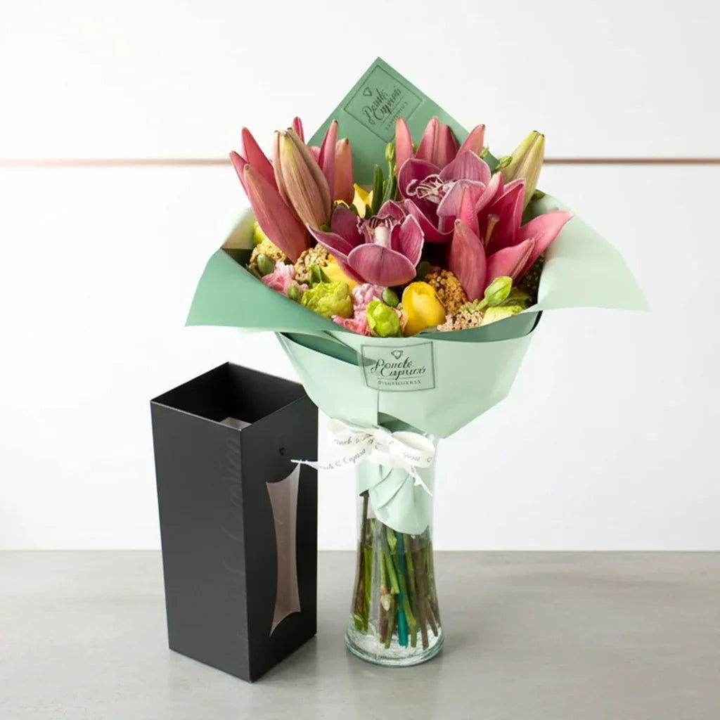 Ramo de Orquídeas, Rosas, Lisianthus y Lillies - PRAM020 Ponch y Caprico con Florero