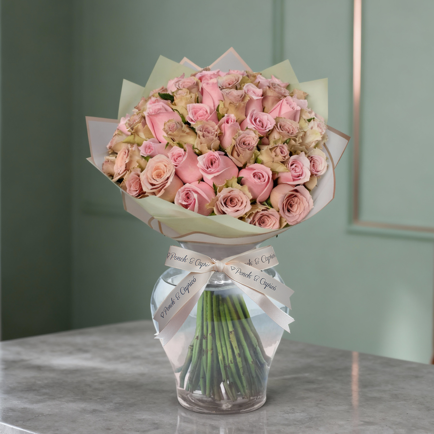 Ramo de Rosas Amnesia y Náutica, presentación de 50, 100 o 150 rosas en florero CDMX