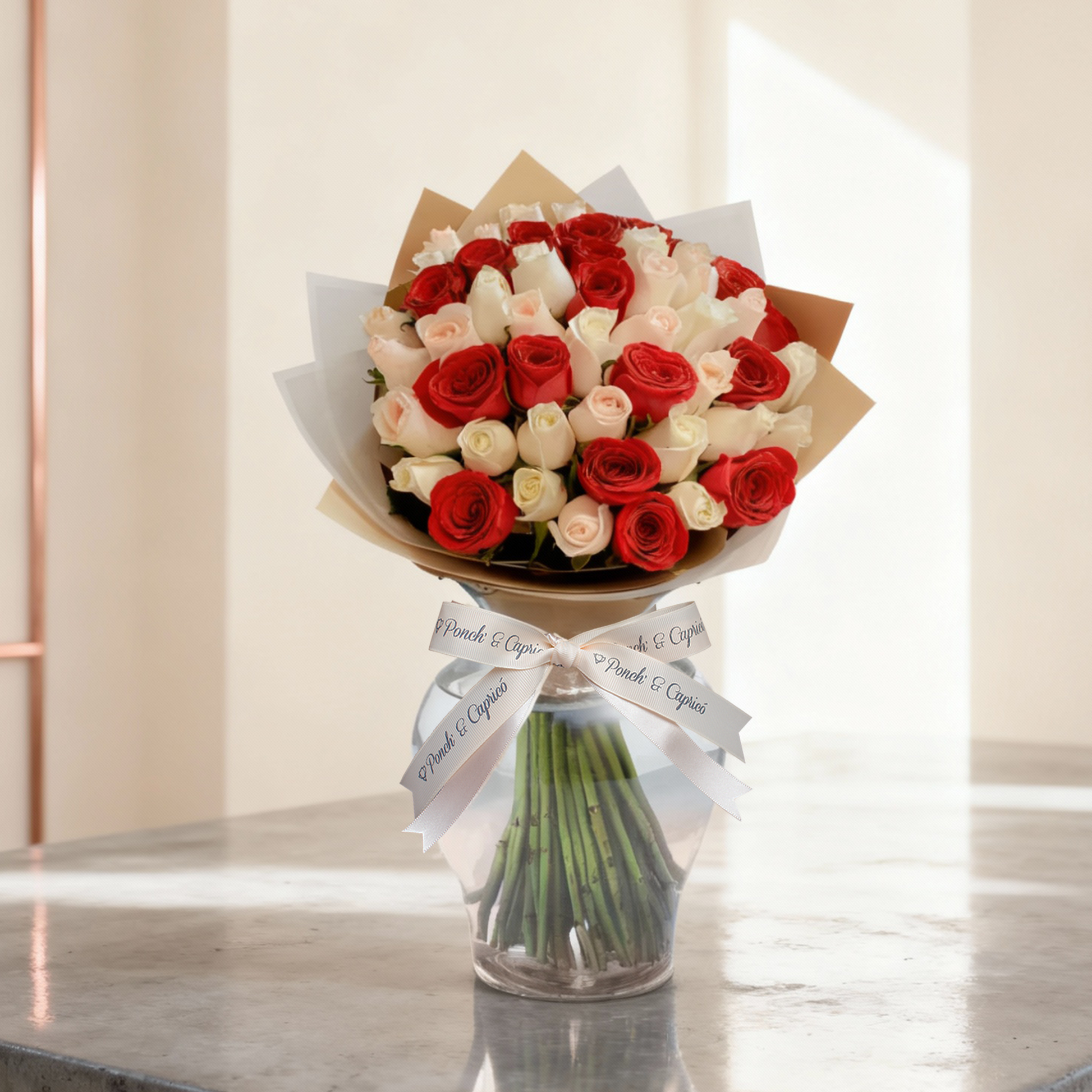 Ramo de Rosas Rojas, Beige (Peach Avalanche) y Crema (Señorita), en florero en CDMX a domicilio